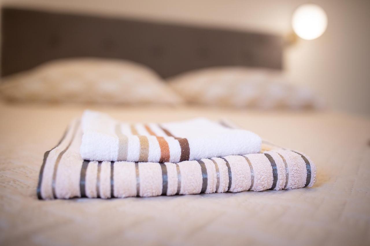 Apartments And Rooms Luan ロヴィニ エクステリア 写真