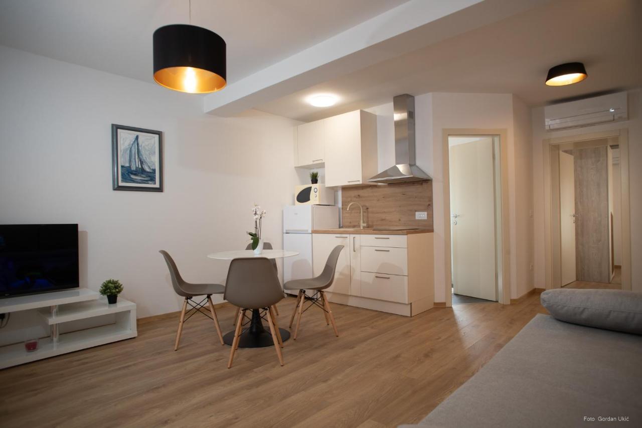 Apartments And Rooms Luan ロヴィニ エクステリア 写真