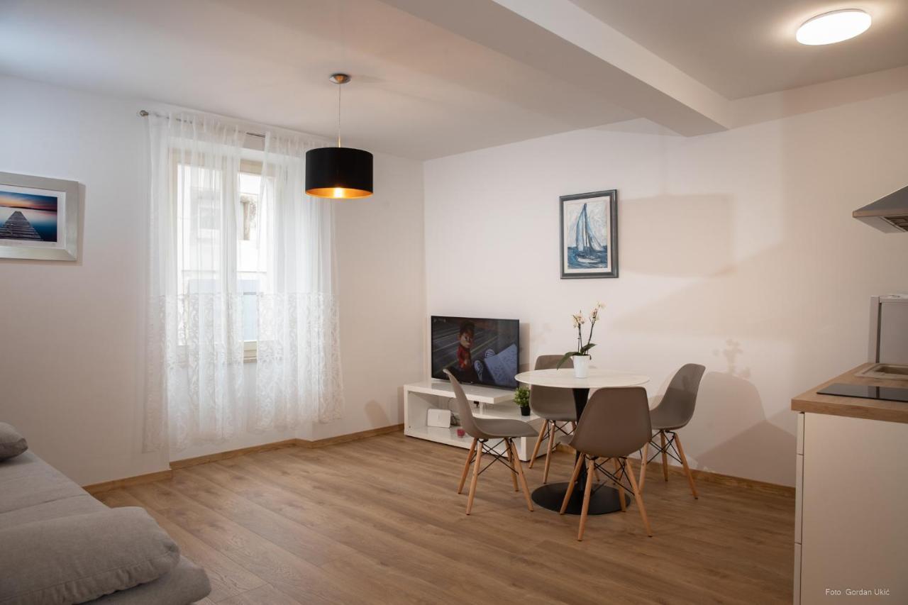 Apartments And Rooms Luan ロヴィニ エクステリア 写真