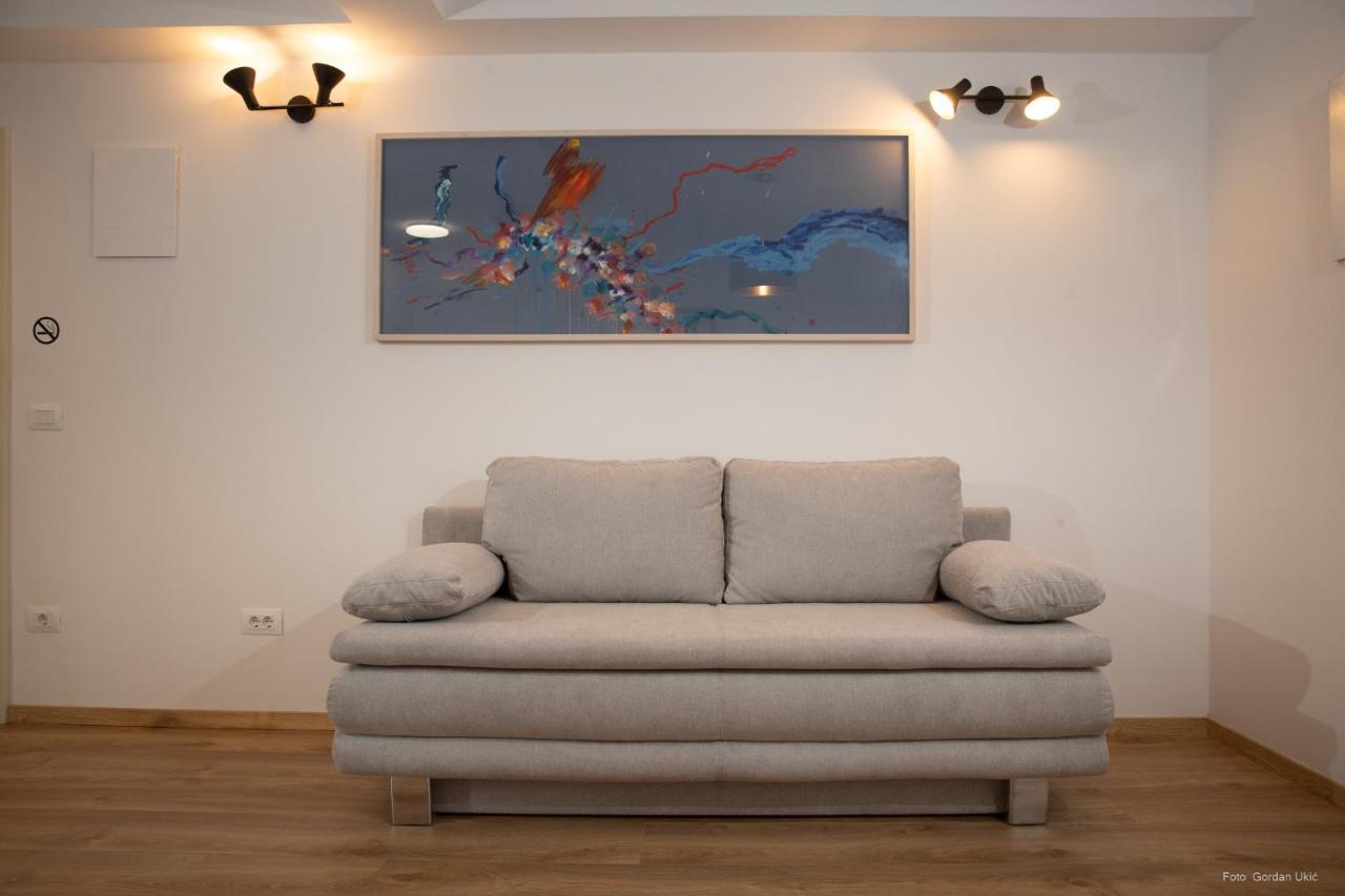 Apartments And Rooms Luan ロヴィニ エクステリア 写真