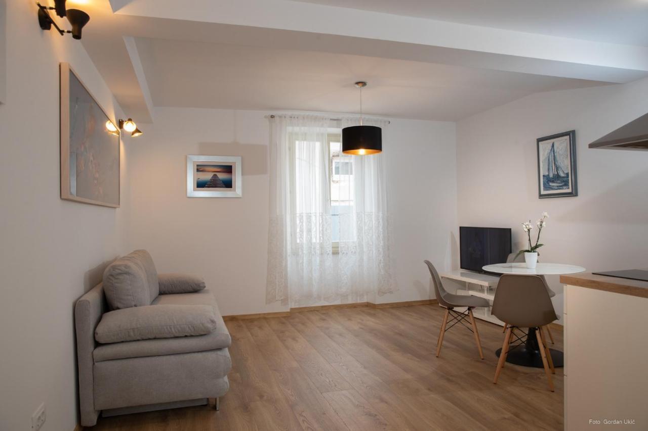 Apartments And Rooms Luan ロヴィニ エクステリア 写真
