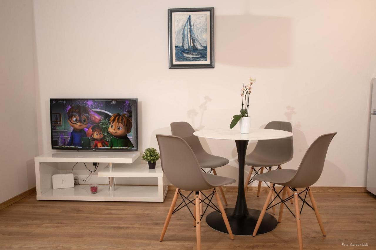 Apartments And Rooms Luan ロヴィニ エクステリア 写真