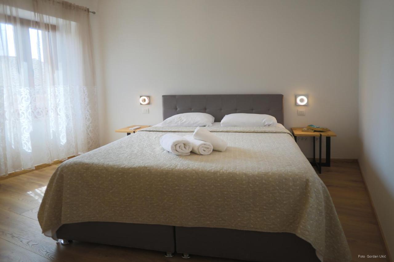 Apartments And Rooms Luan ロヴィニ エクステリア 写真