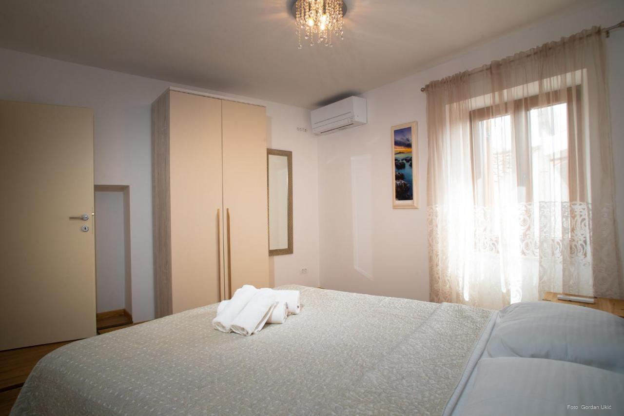 Apartments And Rooms Luan ロヴィニ エクステリア 写真